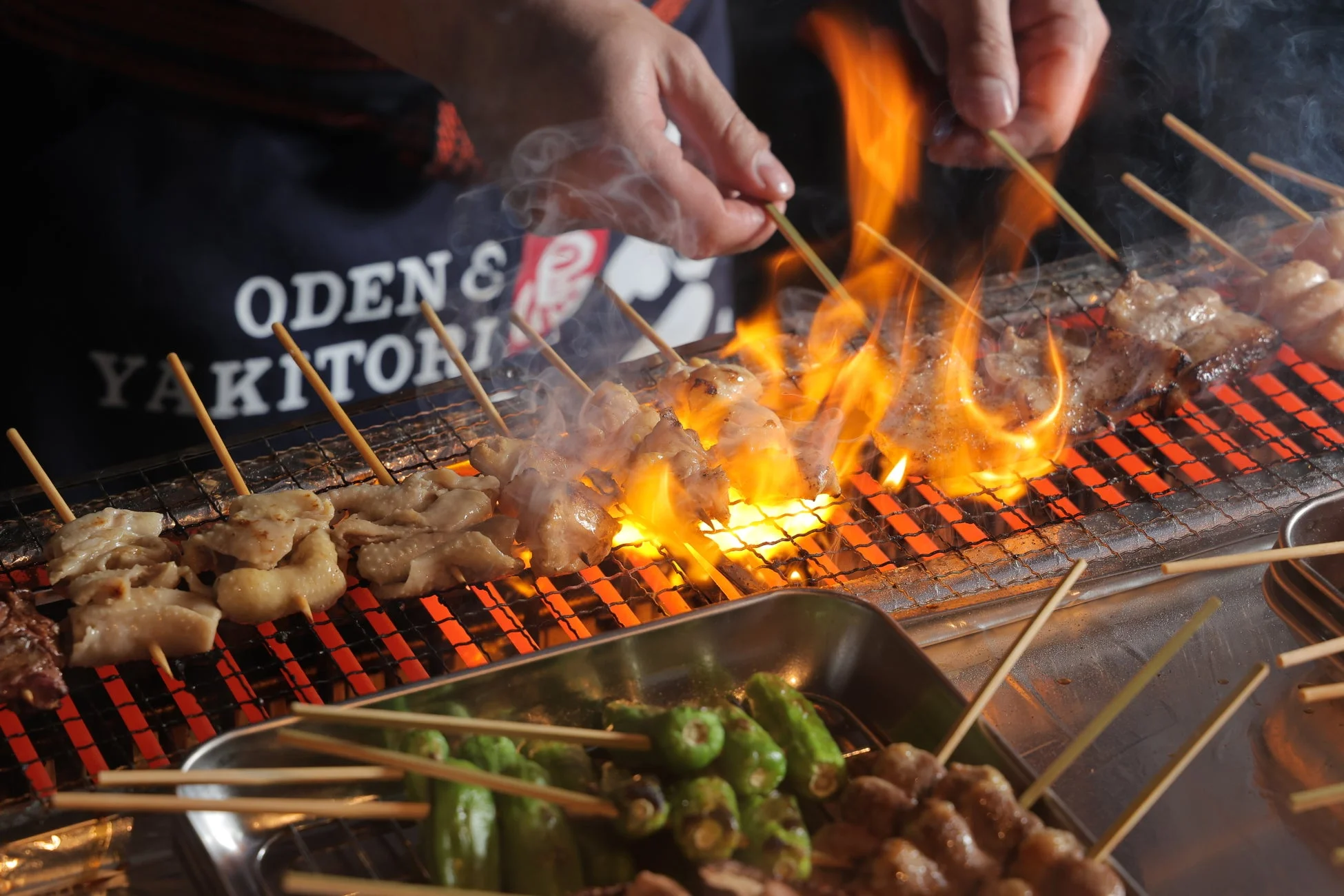 炭火で焼き鳥を焼く様子