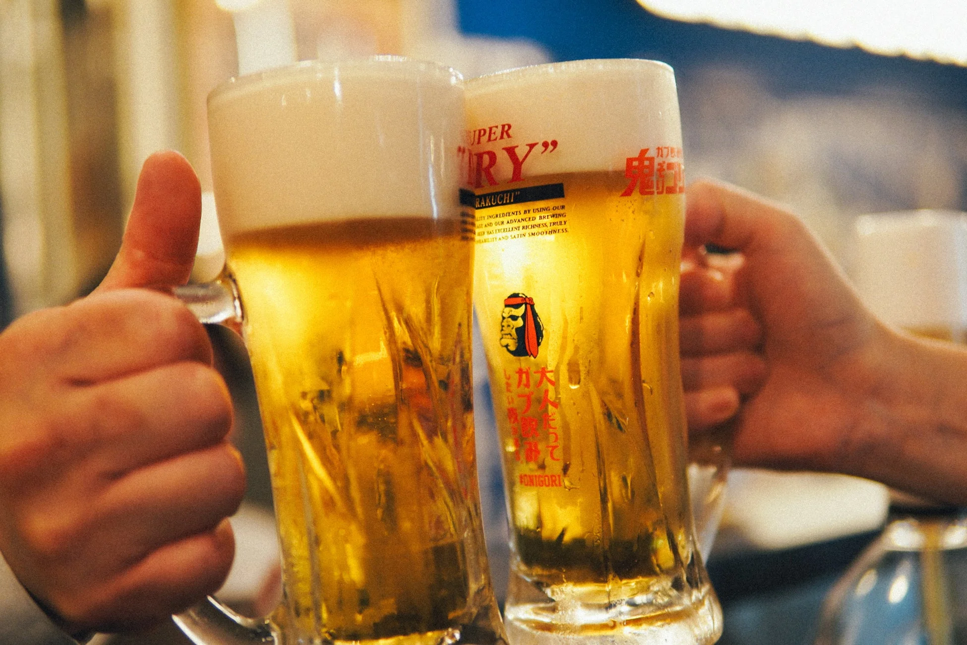 ビールジョッキでの乾杯の様子