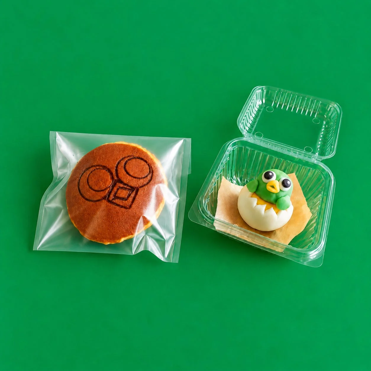 どら焼きと卵の殻から顔を出した緑色の可愛いキャラクターの菓子