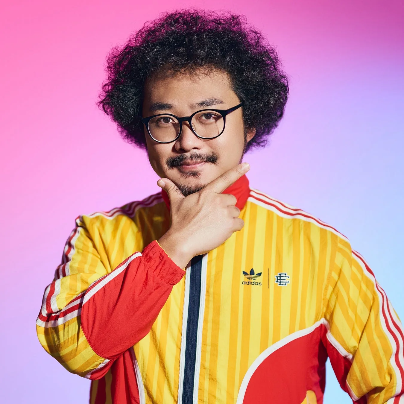 アフロヘアと眼鏡が特徴的な男性