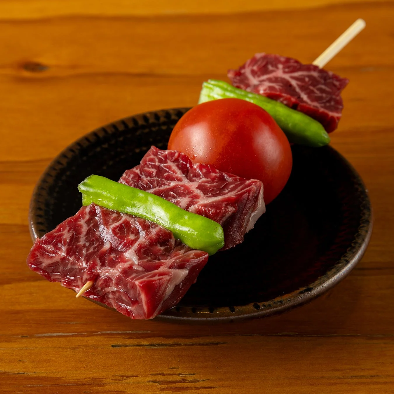 生の牛肉、ピーマン、トマトの串