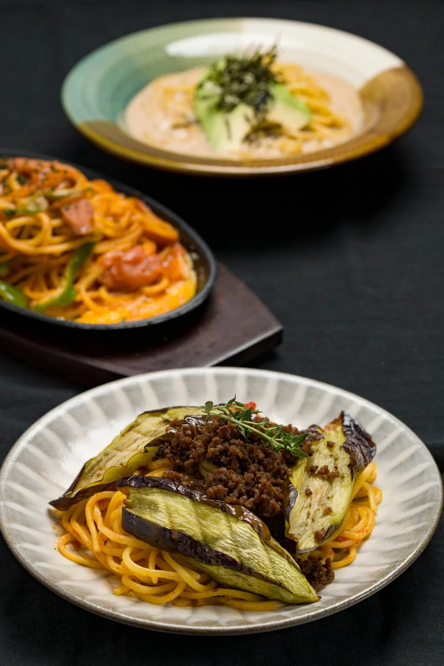 茄子とひき肉、鉄板ナポリタン、アボカドと海苔の3種のパスタ