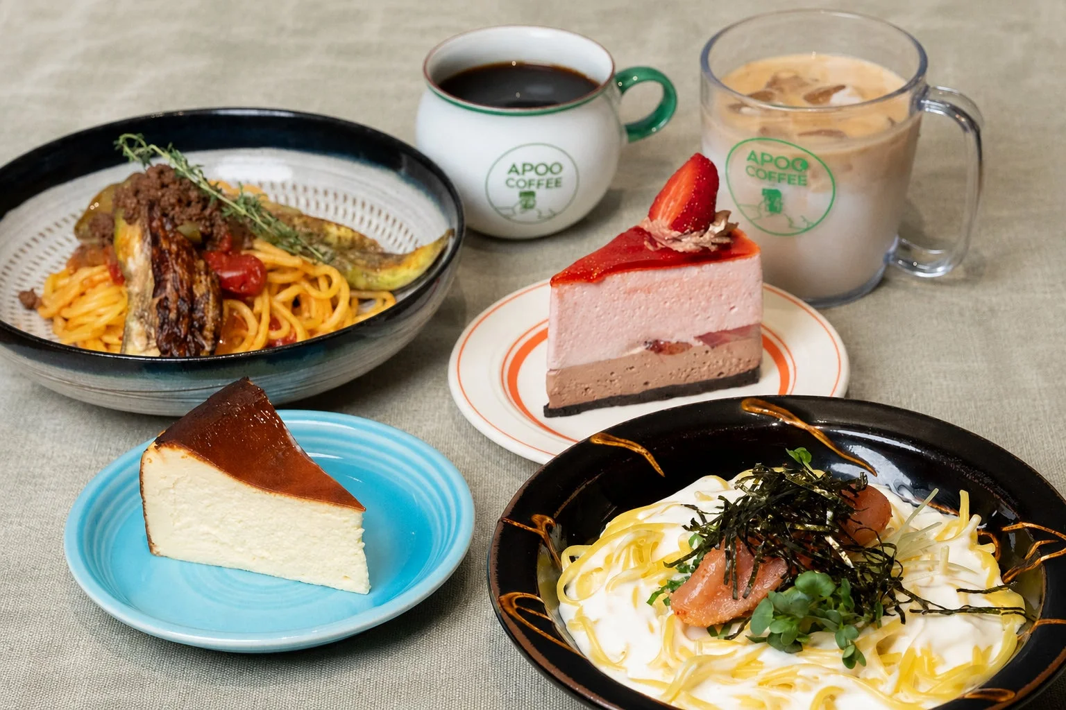 APOC COFFEEのカフェメニューが並ぶテーブル