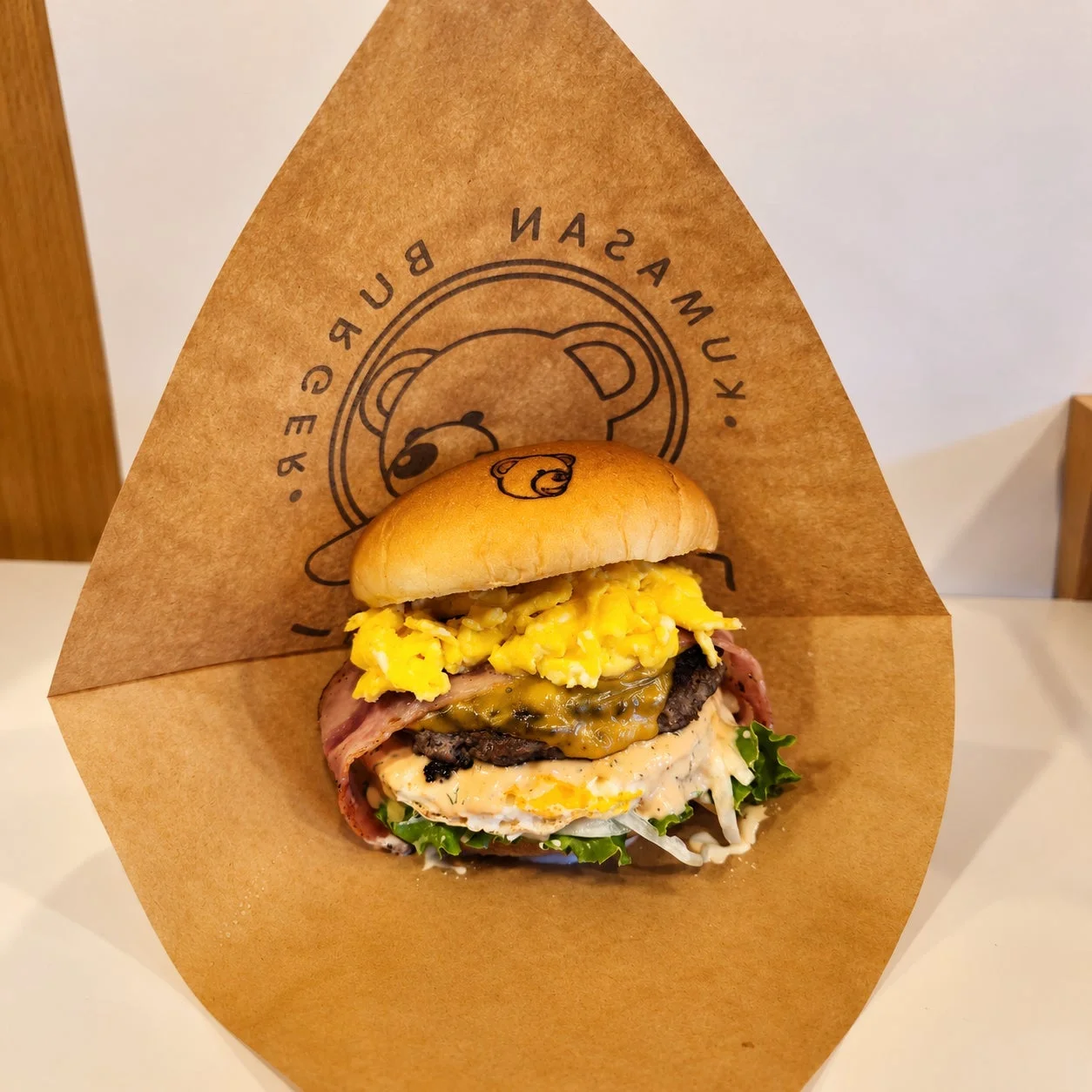 具だくさんのグルメバーガーのクローズアップ