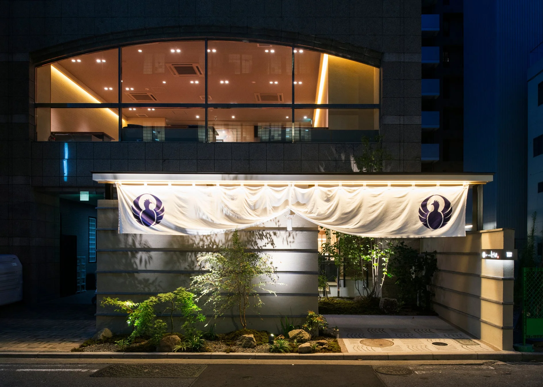 とり田店舗入口 夜の建物入口
