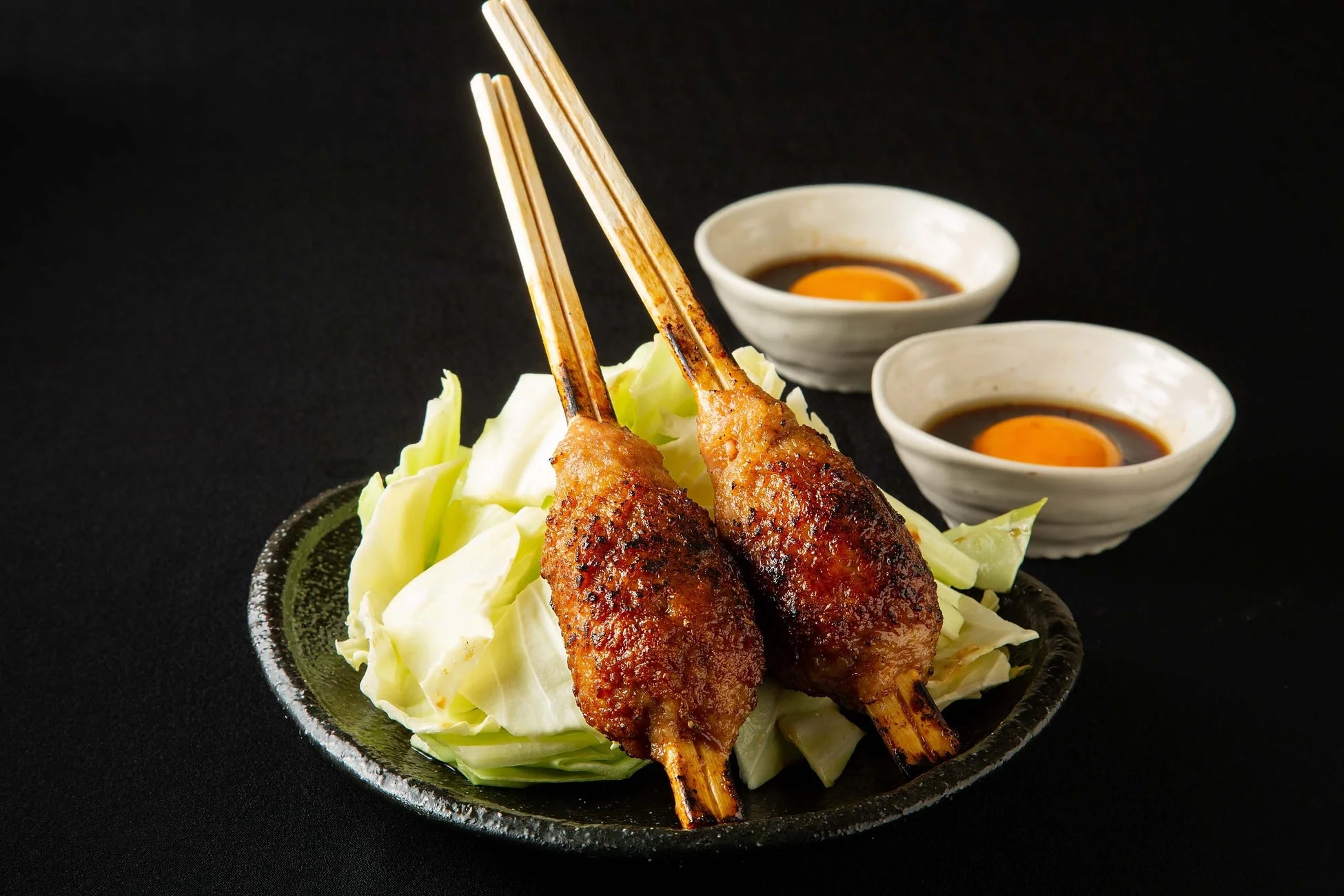つくね串と卵黄、キャベツ
