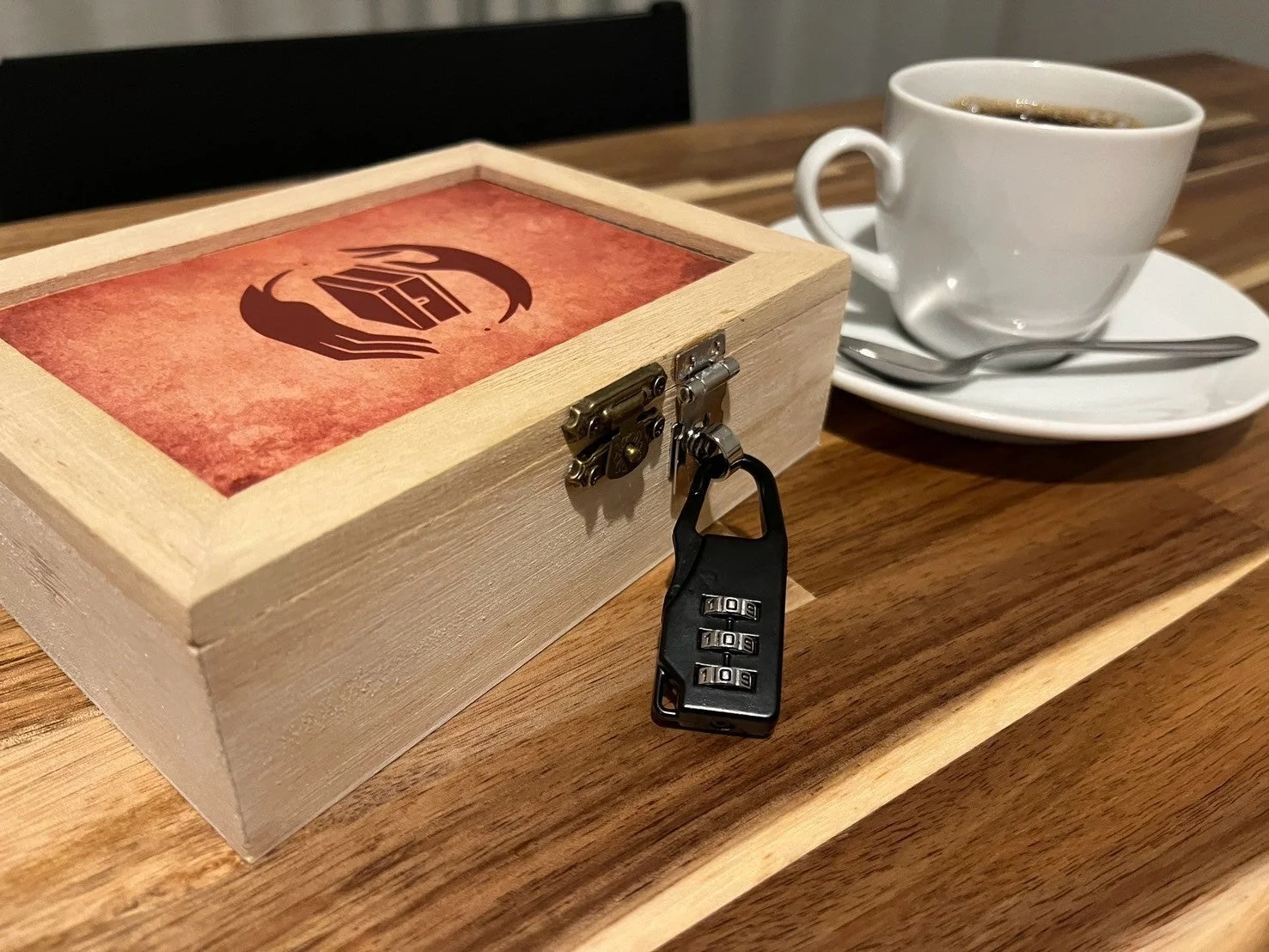 木箱とコーヒーカップ、謎のイメージ