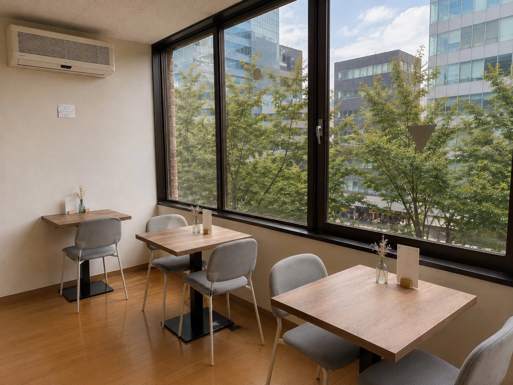 窓から街が見えるカフェ店内